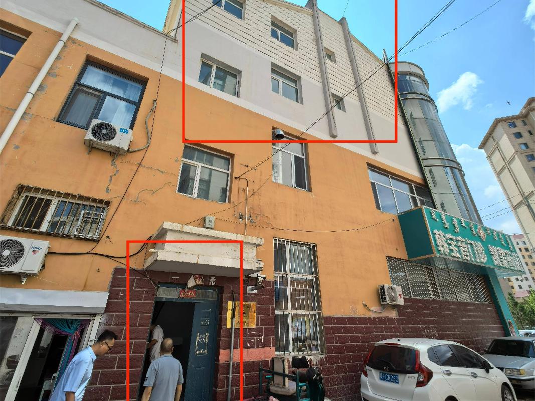 锡林浩特市宝办宝力根社区荣华苑A2号楼1单元301室、401室、A2-5号库、A2-6号库打包转让