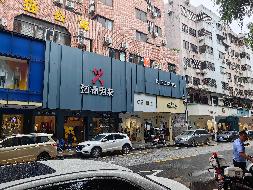 东莞市长安镇长青路110号南面1-2楼铺位