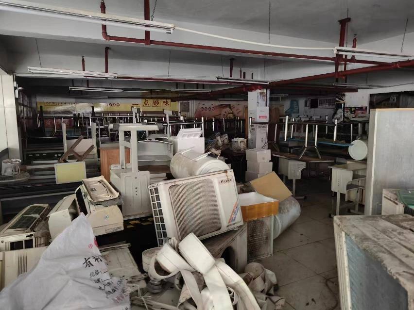 不锈钢防盗窗、灯箱、吊扇、管件、电热开水器、不锈钢架子、空调、电教仪器台、不锈钢餐桌、课桌、日光灯罩、桌椅、黑板、热水箱、座椅、伸缩门、围挡护栏等一批废旧物资转让公告