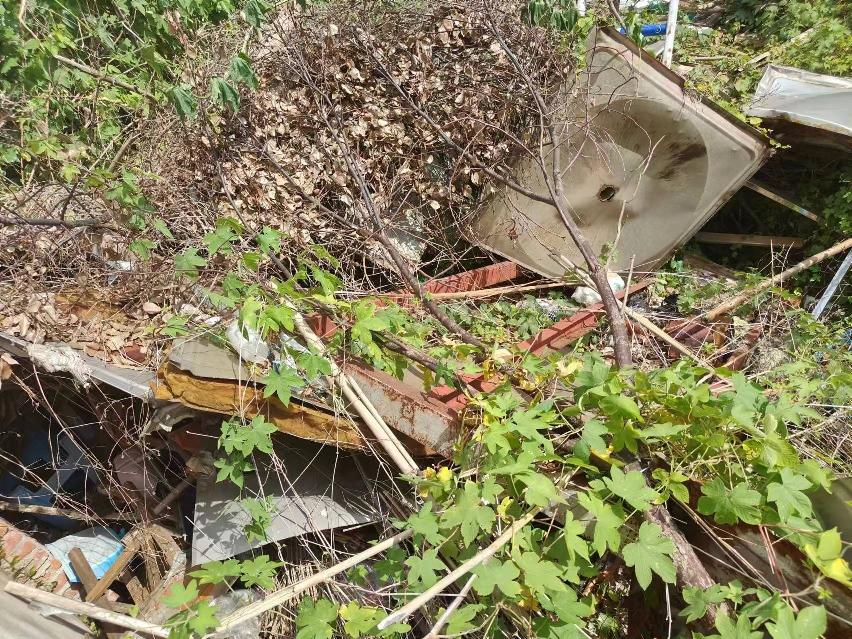 不锈钢防盗窗、灯箱、吊扇、管件、电热开水器、不锈钢架子、空调、电教仪器台、不锈钢餐桌、课桌、日光灯罩、桌椅、黑板、热水箱、座椅、伸缩门、围挡护栏等一批废旧物资转让公告