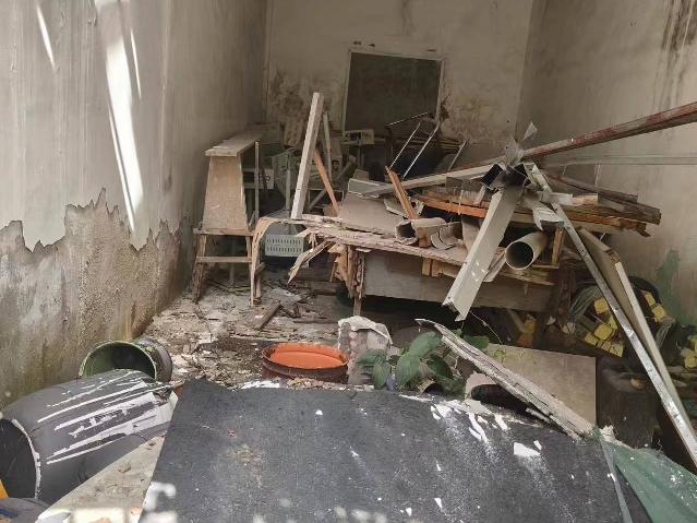 不锈钢防盗窗、灯箱、吊扇、管件、电热开水器、不锈钢架子、空调、电教仪器台、不锈钢餐桌、课桌、日光灯罩、桌椅、黑板、热水箱、座椅、伸缩门、围挡护栏等一批废旧物资转让公告