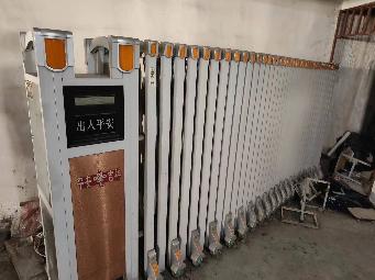 不锈钢防盗窗、灯箱、吊扇、管件、电热开水器、不锈钢架子、空调、电教仪器台、不锈钢餐桌、课桌、日光灯罩、桌椅、黑板、热水箱、座椅、伸缩门、围挡护栏等一批废旧物资转让公告