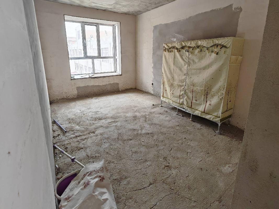 商都县新风东路南、府左街东吉新雅苑二期住宅小区26号楼4单元4楼西户的房产转让项目