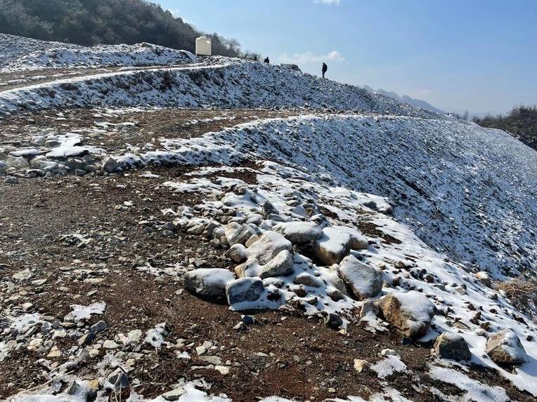 安徽省池州市曹村矿区方村矿段电石用石灰岩矿剥离物中砂石土资源转让公告(国资监测编号GR2024AH2002161)
