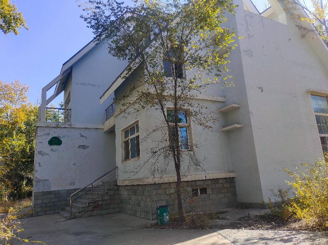 新疆阜北实业有限公司转让位于阜康市第十二师222团科技园区冰湖庄园组合资产(国资监测编号GR2024XJ1001225)