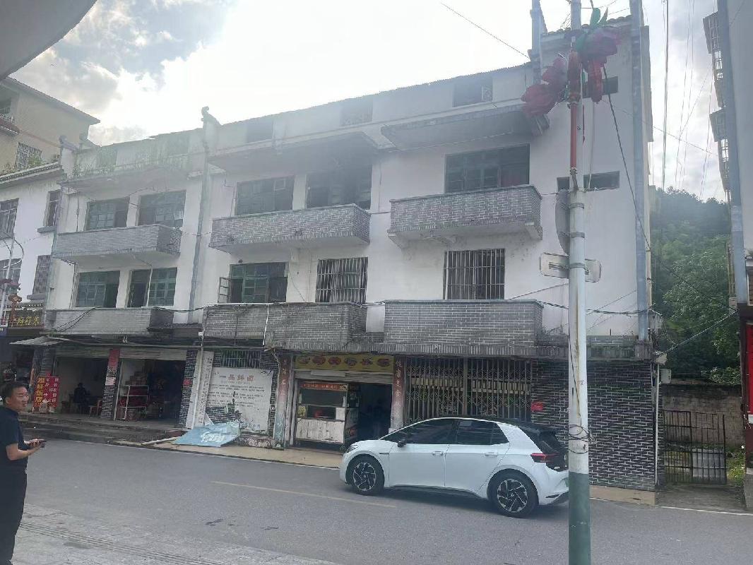 资源县大埠街、资源镇天门村、瓜里乡瓜里街072号综合楼分别转让项目