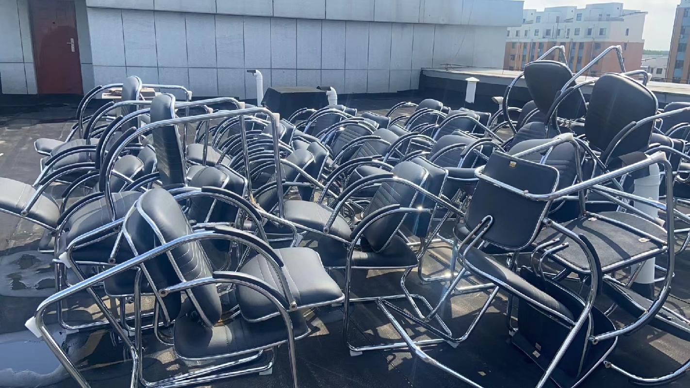 鹤岗办公桌椅采购全指南：从水性漆办公桌到员工转椅的实用选择