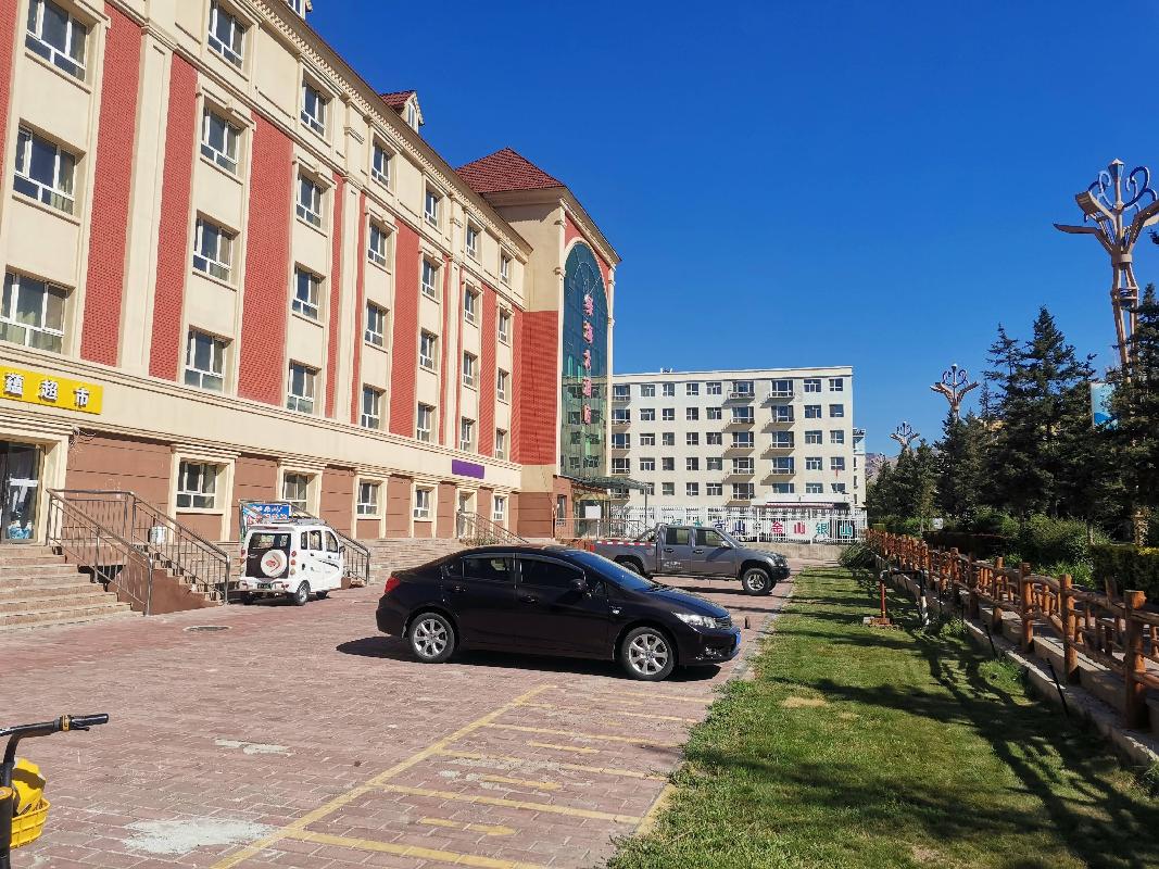 新疆文旅投酒店集团有限公司租赁位于阿勒泰地区富蕴县库额尔齐斯镇幸福路29号（原绿海大酒店）、团结南路8号（原亿佳宾馆）部分房产（资产包一）
