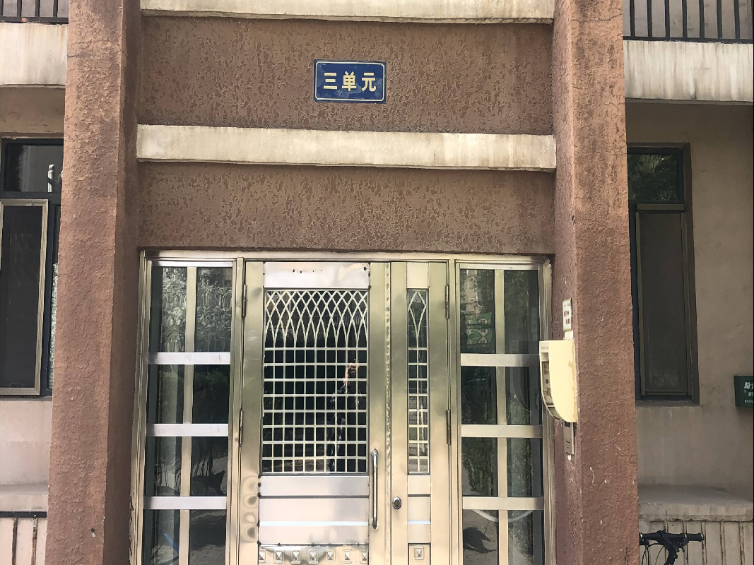 包头市青山区劳动路西，龙江道南御庭苑4-1306房产转让（第三次挂牌）