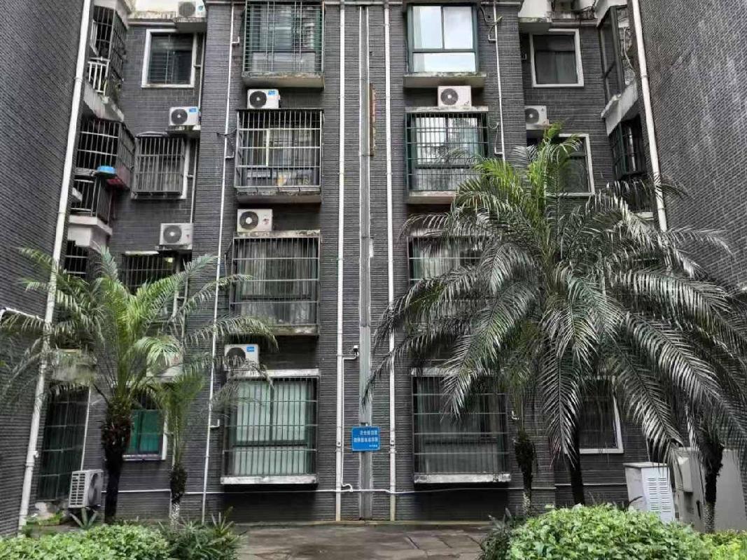中国铁路乌鲁木齐局集团有限公司转让位于海口市凤翔西路28号华荣府小区A幢一单元2103房产