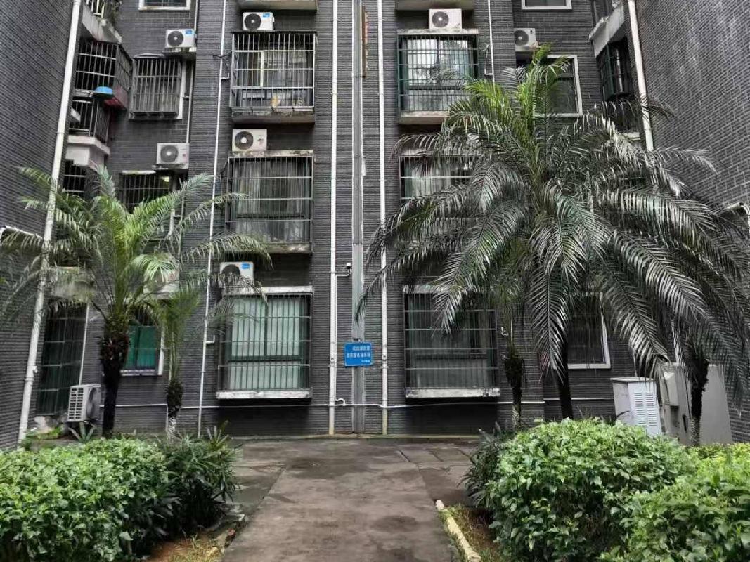 中国铁路乌鲁木齐局集团有限公司转让位于海口市凤翔西路28号华荣府小区A幢二单元1902房产
