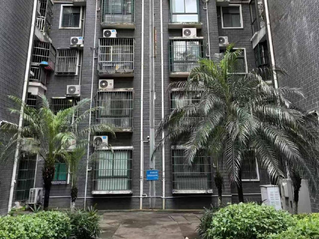 中国铁路乌鲁木齐局集团有限公司转让位于海口市凤翔西路28号华荣府小区A幢二单元2102房产