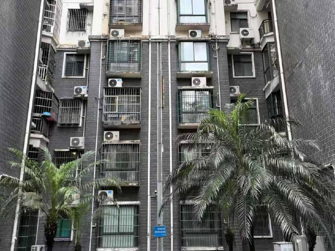 中国铁路乌鲁木齐局集团有限公司转让位于海口市凤翔西路28号华荣府小区A幢二单元1602房产