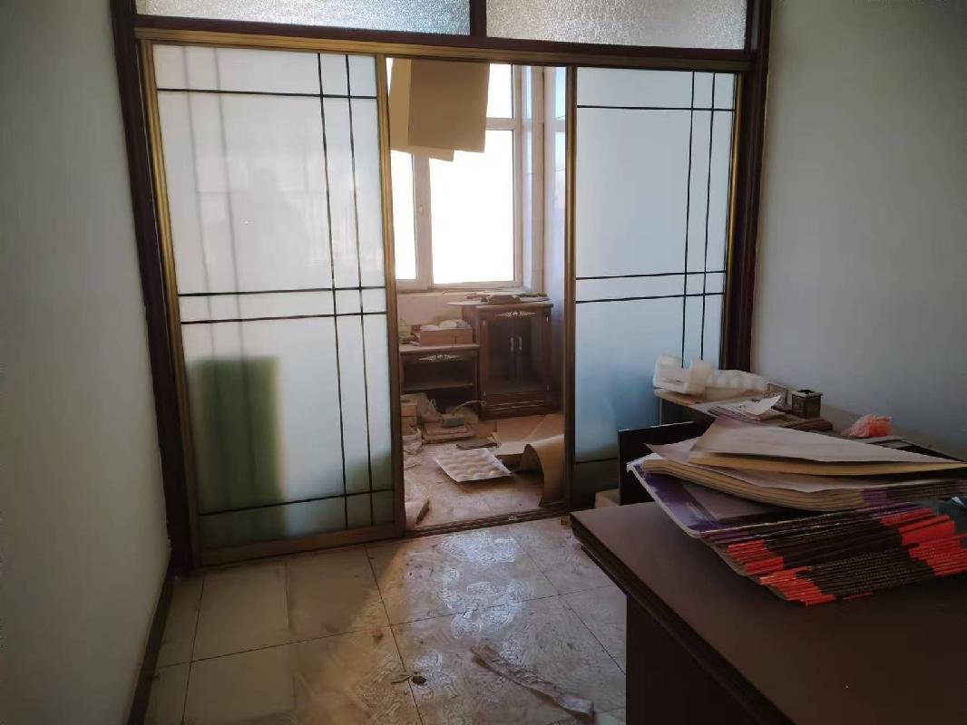 西乌珠穆沁旗巴拉嘎尔高勒镇一套住宅和一间车库打包处置