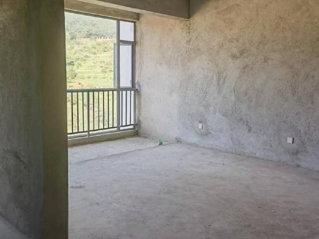 红河州个旧市金湖东路121-2号金水湖畔小区房产及车位一批