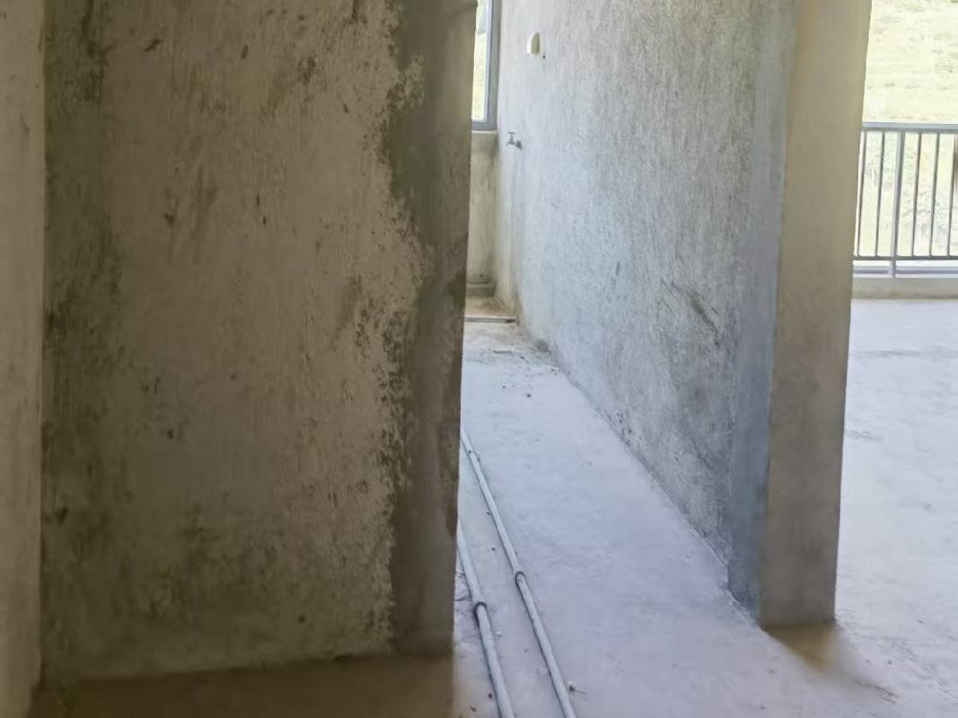 红河州个旧市金湖东路121-2号金水湖畔小区房产及车位一批