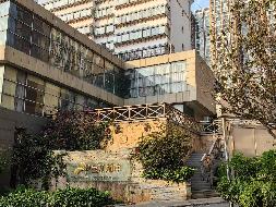 红河州个旧市金湖东路121-2号金水湖畔小区房产及车位一批