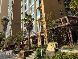红河州个旧市金湖东路121-2号金水湖畔小区房产及车位一批