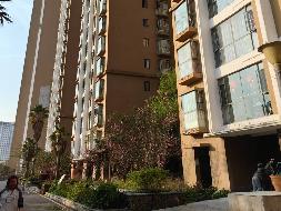 红河州个旧市金湖东路121-2号金水湖畔小区房产及车位一批