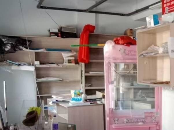 内蒙古财经大学西校区体育场底商从南数第7间（原亿成图文快印，年租金122000元，租期5年）