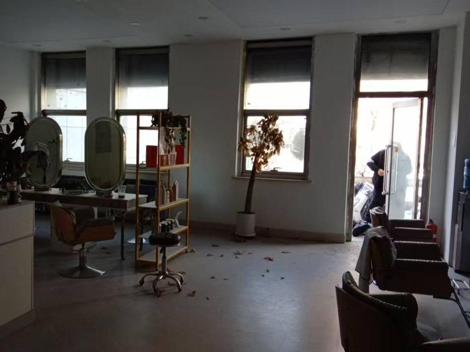 内蒙古财经大学西校区一中心附属楼西侧南数第5间（原爱尚美业，年租金159000元，租期5年）