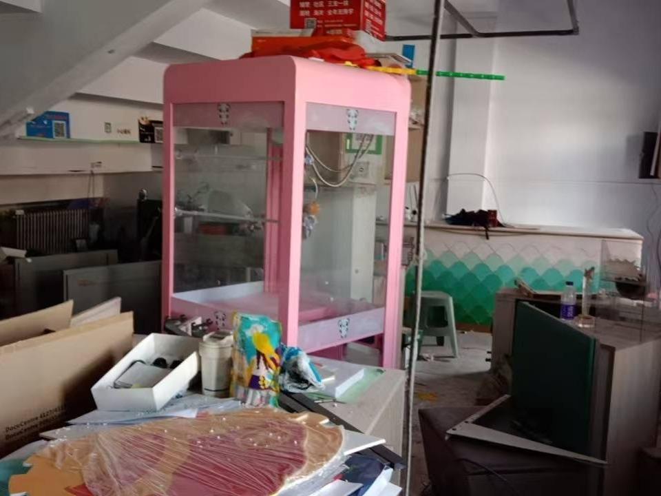 内蒙古财经大学西校区体育场底商从南数第7间（原亿成图文快印，年租金122000元，租期5年）