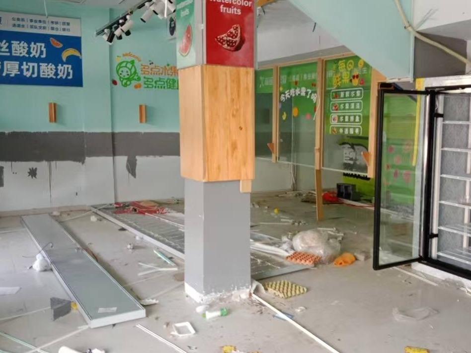 内蒙古财经大学西校区体育场底商从南数第9间（原每日鲜果，年租金122000元，租期5年）