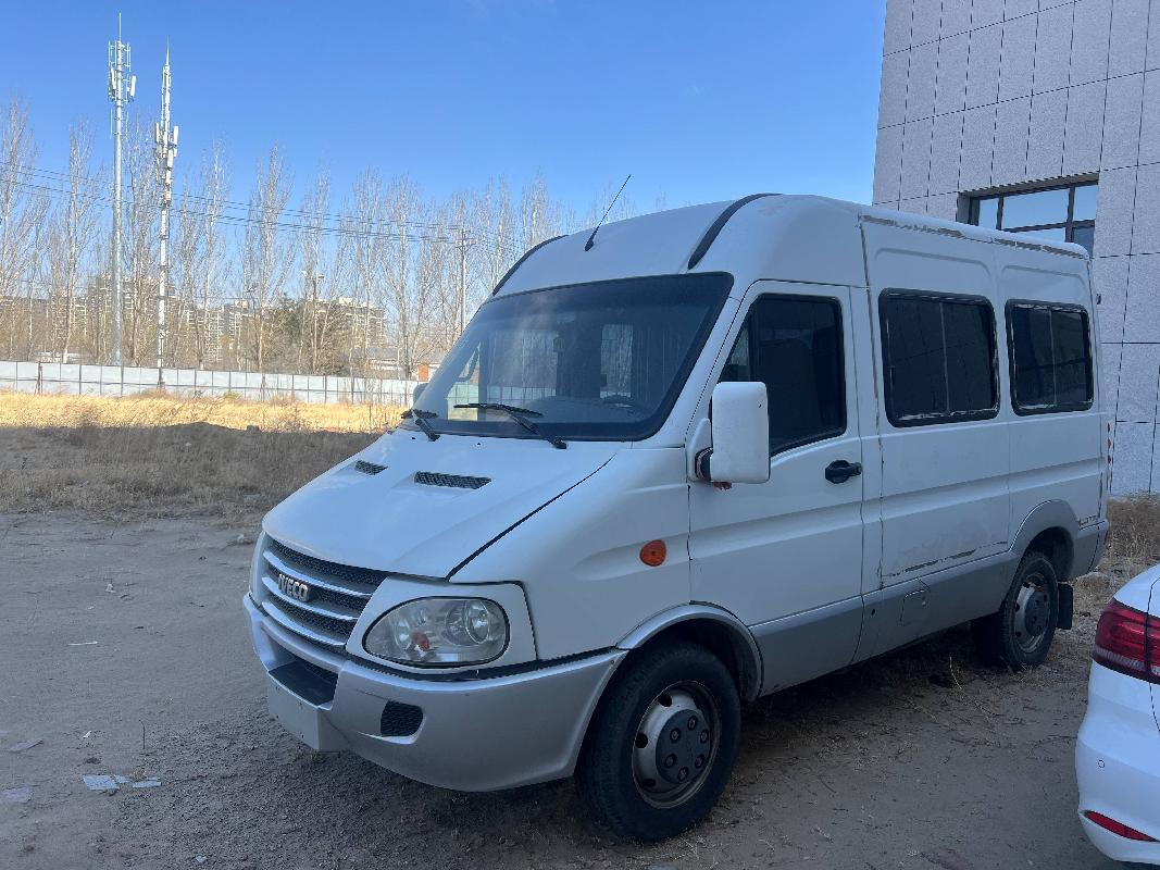 （蒙GCD863）依维柯牌NJ6484CCM 小型普通客车 2.5L独立转让（开鲁县鑫诚达汽车租赁有限公司）(国资监测编号GR2025NM1002720-3)