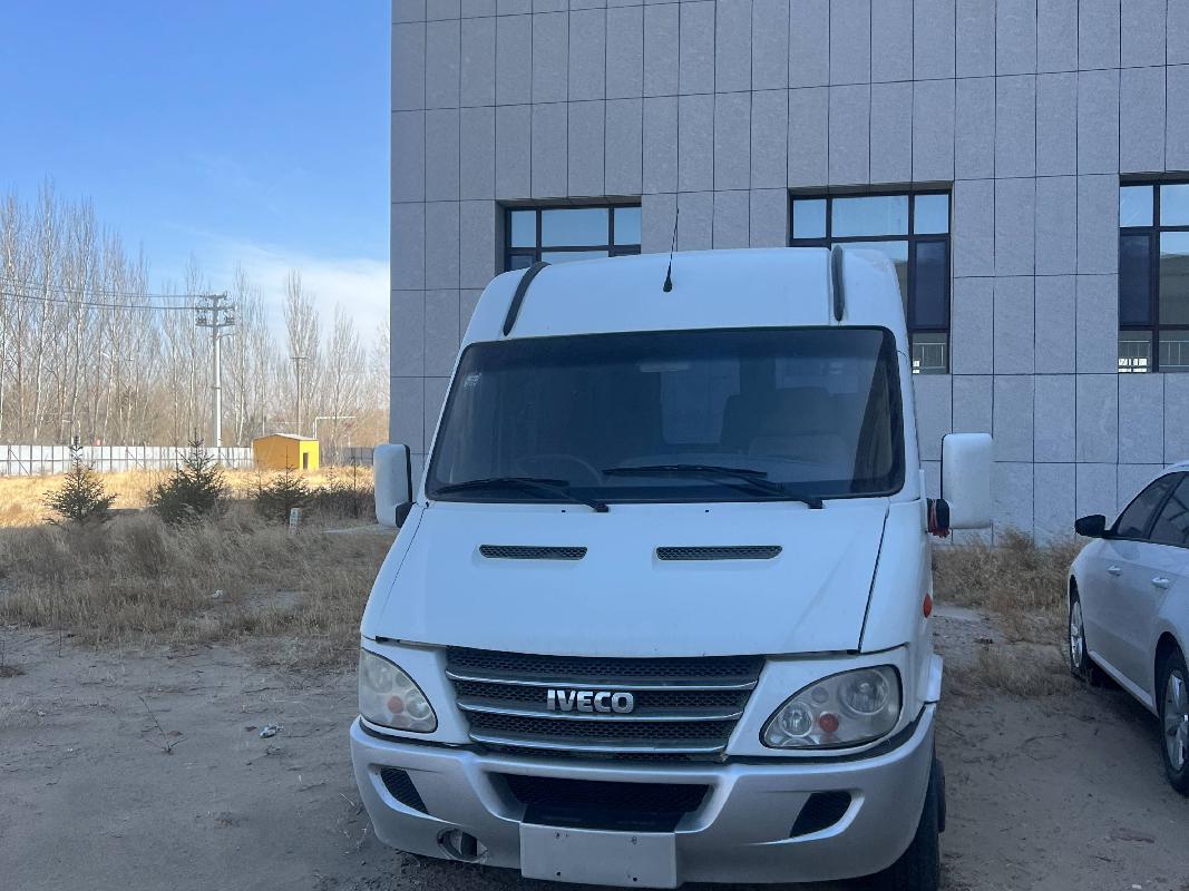 （蒙GCD863）依维柯牌NJ6484CCM 小型普通客车 2.5L独立转让（开鲁县鑫诚达汽车租赁有限公司）