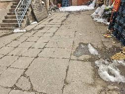 包头市石拐区石拐办事处新石拐街环行西路一批房产转让(国资监测编号GR2025NM1003452-3)