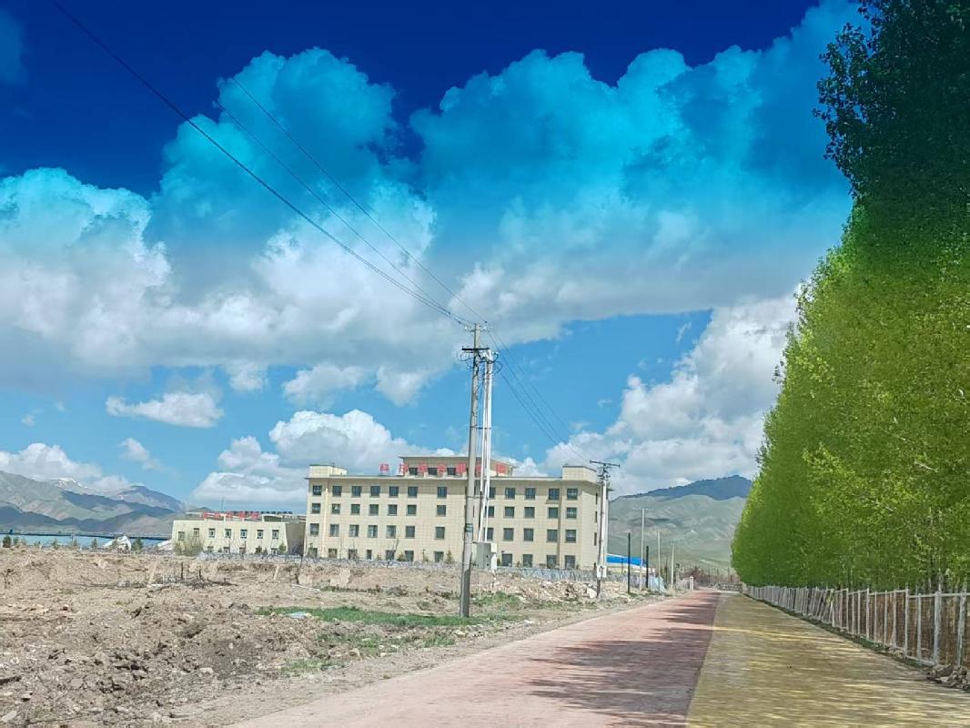 位于伊犁州昭苏县农业科技园区内建筑物、附属设施及土地对外招租（租期十年）