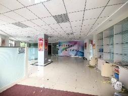 临夏州康乐县果园路3号2栋1层105室6、7号商铺（原商务局办公用房）转让公告（第四次）