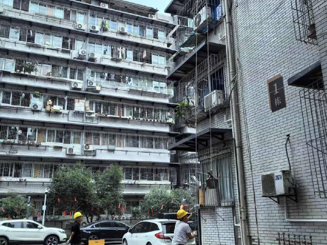 成都市锦江区下莲池街40号八套房产和武侯区桐梓林中路1号两套房产共十套房产分别转让