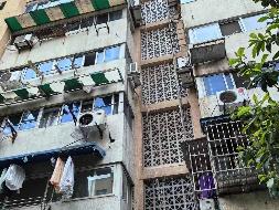成都市锦江区下莲池街40号八套房产和武侯区桐梓林中路1号两套房产共十套房产分别转让