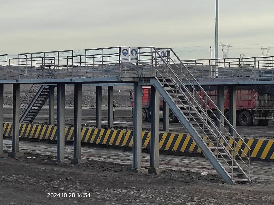 新疆哈密三塘湖能源开发建设有限责任公司租赁位于哈密三塘湖矿区石头梅一号露天煤矿一期工程11个篷布区土方及钢结构平台构筑物资产(国资监测编号GR2025XJ1000603)