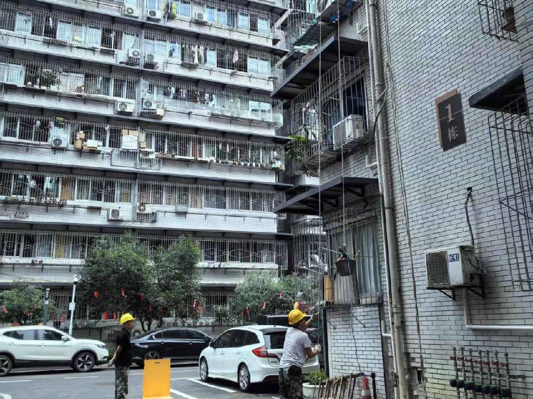 成都市锦江区下莲池街40号八套房产和武侯区桐梓林中路1号两套房产共十套房产分别再次转让