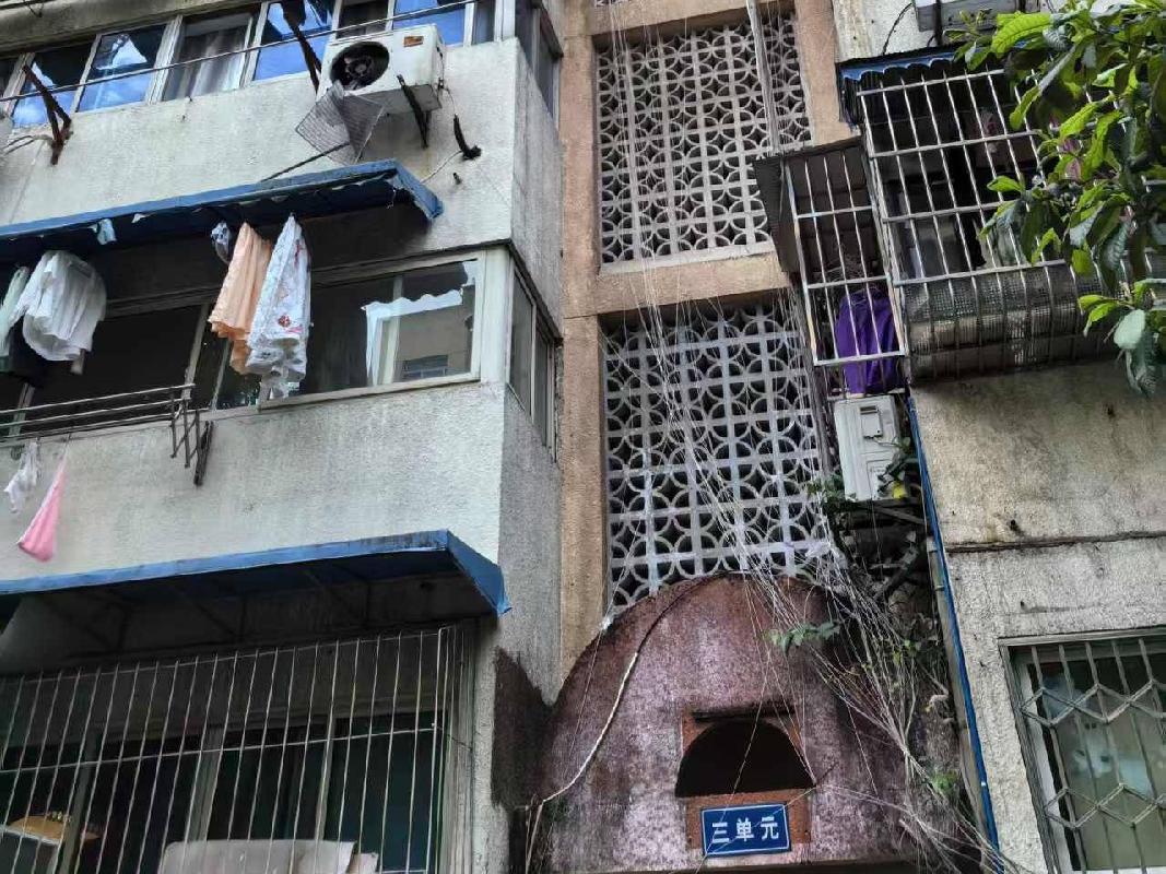 成都市锦江区下莲池街40号八套房产和武侯区桐梓林中路1号两套房产共十套房产分别再次转让