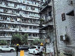 成都市锦江区下莲池街40号八套房产和武侯区桐梓林中路1号两套房产共十套房产分别再次转让