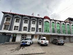昭苏县城建公司位于昭苏县解放街287、289号原审计局办公楼及东侧房屋整体约1958.74㎡对外转让
