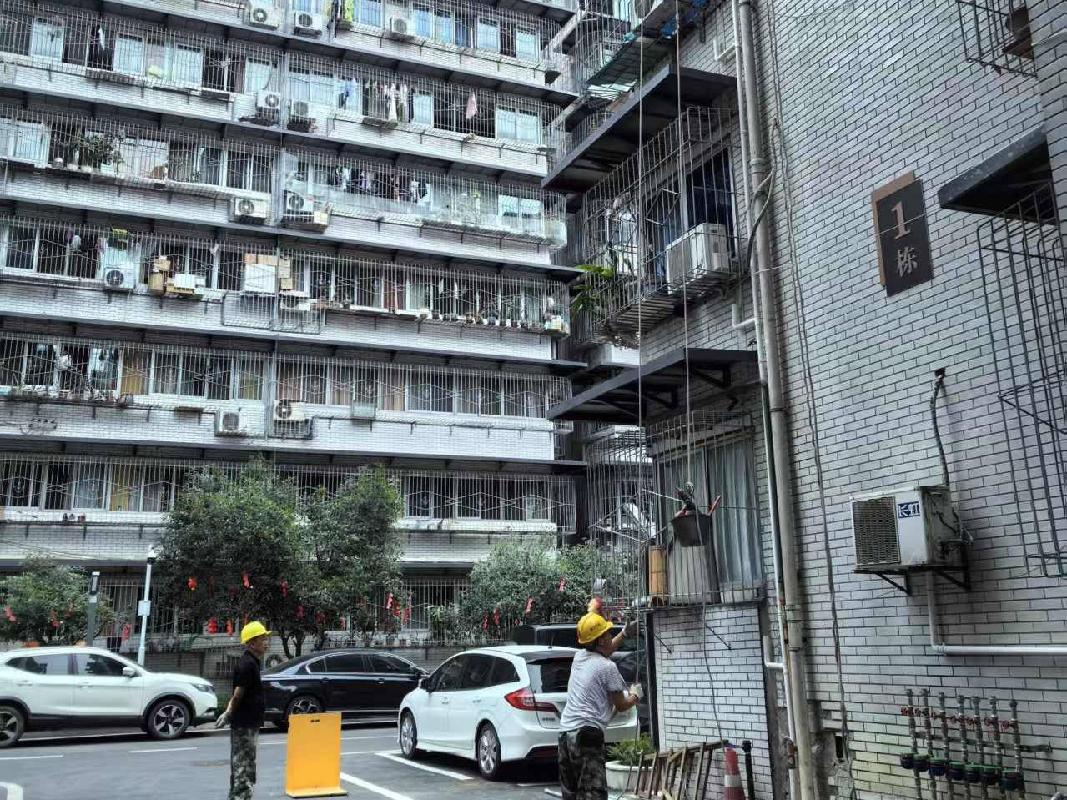 成都市锦江区下莲池街40号五套房产和武侯区桐梓林中路1号两套房产共七套房产分别再次转让