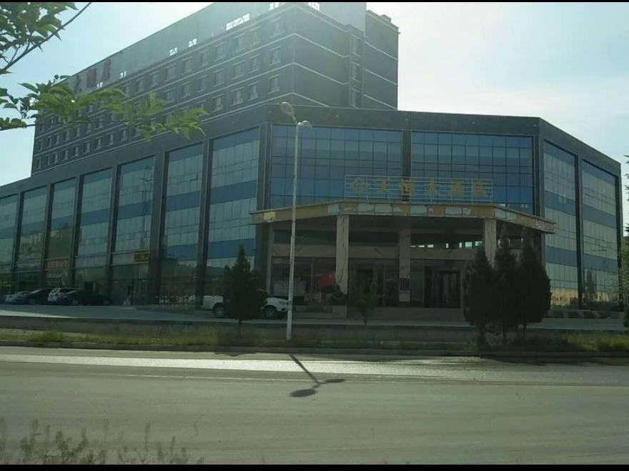伊犁州财通公司位于霍城县清水河镇天恒大酒店一层房产及附属设施约3218.98㎡对外招租，租期五年