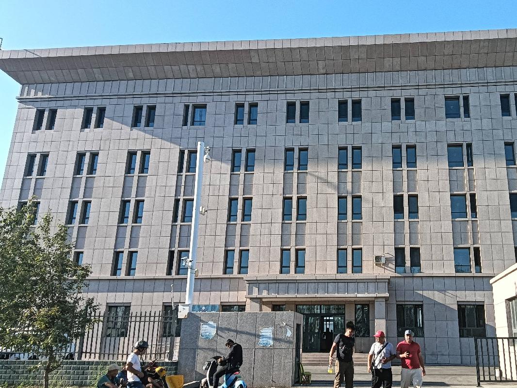 霍尔果斯恒汇投资发展有限责任公司位于霍尔果斯铁路口岸货运查验场办公楼共计46间房间约2018.76㎡对外招租