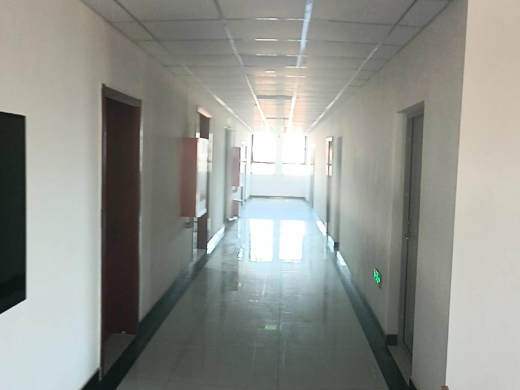 霍尔果斯恒汇投资发展有限责任公司位于霍尔果斯铁路口岸货运查验场办公楼共计46间房间约2018.76㎡对外招租