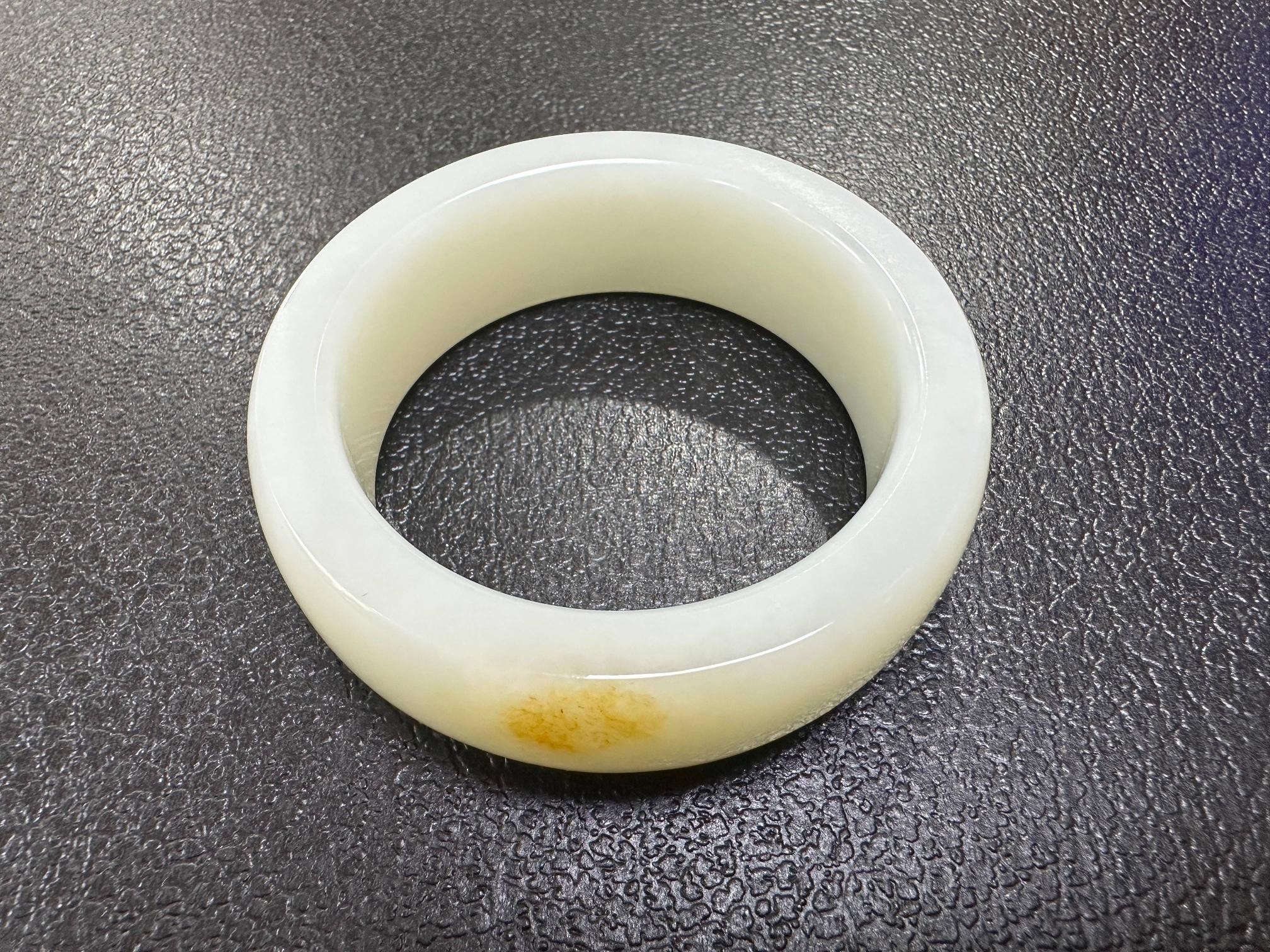 俄料和田玉手镯转让公告