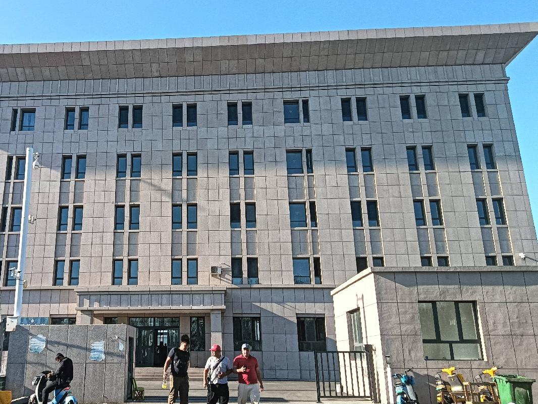 霍尔果斯恒汇投资发展有限责任公司位于霍尔果斯铁路口岸货运查验场办公楼共计46间房间约2018.76㎡对外招租