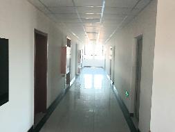霍尔果斯恒汇投资发展有限责任公司位于霍尔果斯铁路口岸货运查验场办公楼共计46间房间约2018.76㎡对外招租