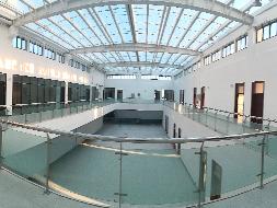 霍尔果斯恒汇投资发展有限责任公司位于霍尔果斯经开区展示交易中心1-4楼层大厅及24间办公室约5926.32㎡对外招租