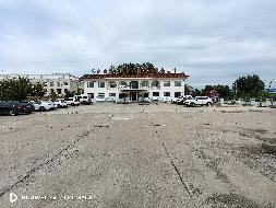 赤峰市喀喇沁旗牛营子镇水泉村赤峰富龙路桥投资经营有限责任公司(原牛营子收费站)办公楼及院落整体出租（年租金底价66136.5元，租期3年）(国资监测编号GR2025NM1006081-2)