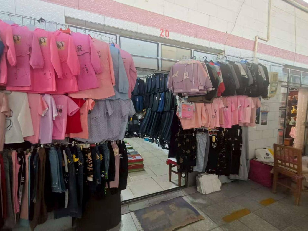 新源县鑫通集团公司位于新源镇文化路老市场东门20-2号商铺约15㎡对外招租，租期三年