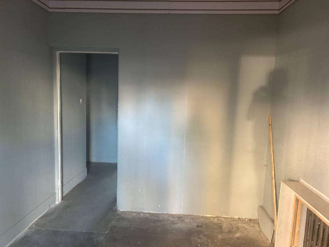 伊犁州公安局位于伊宁市斯大林街6巷3号家属楼4号商铺约28㎡对外招租，租期三年(重新挂牌)